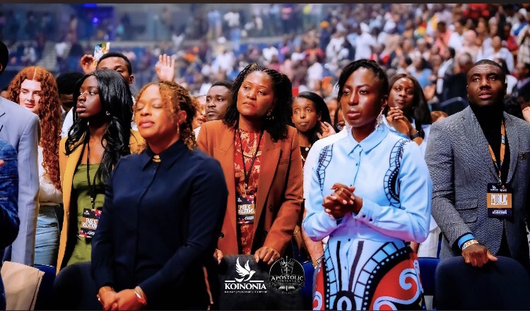 People attentive listening to testimonies