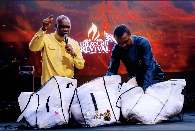 Apostle Joshua & Pastor Nathaniel prays over requests